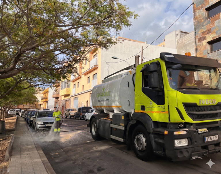 Santa Cruz intensifica la limpieza en Cuevas Blancas y Los Alisios durante esta semana